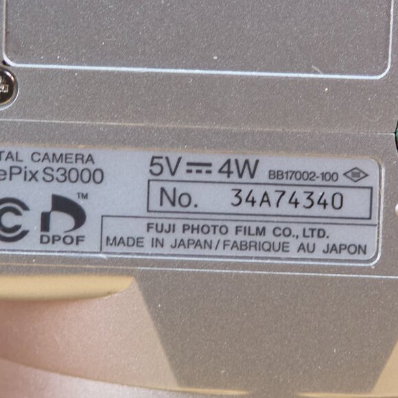 Fujifilm Finepix S3000 3.2MP Digital Camera, with 6x Optical Zoom, Made in Japan - Picture 7 of 9